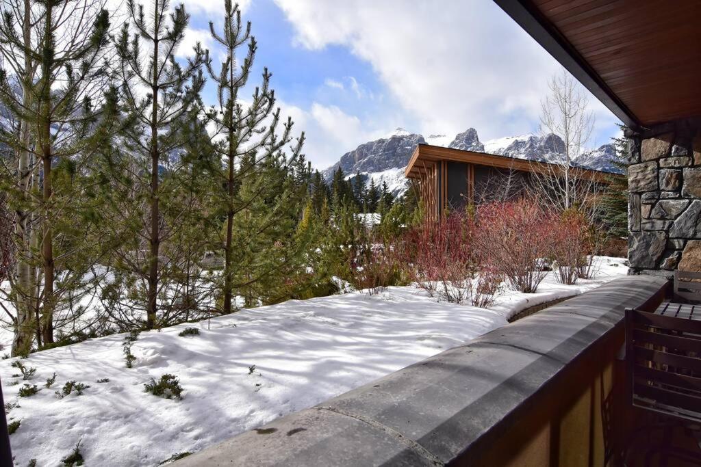 Luxurious Rundle Cliffs Lodge In Spring Creek Canmore Exteriör bild