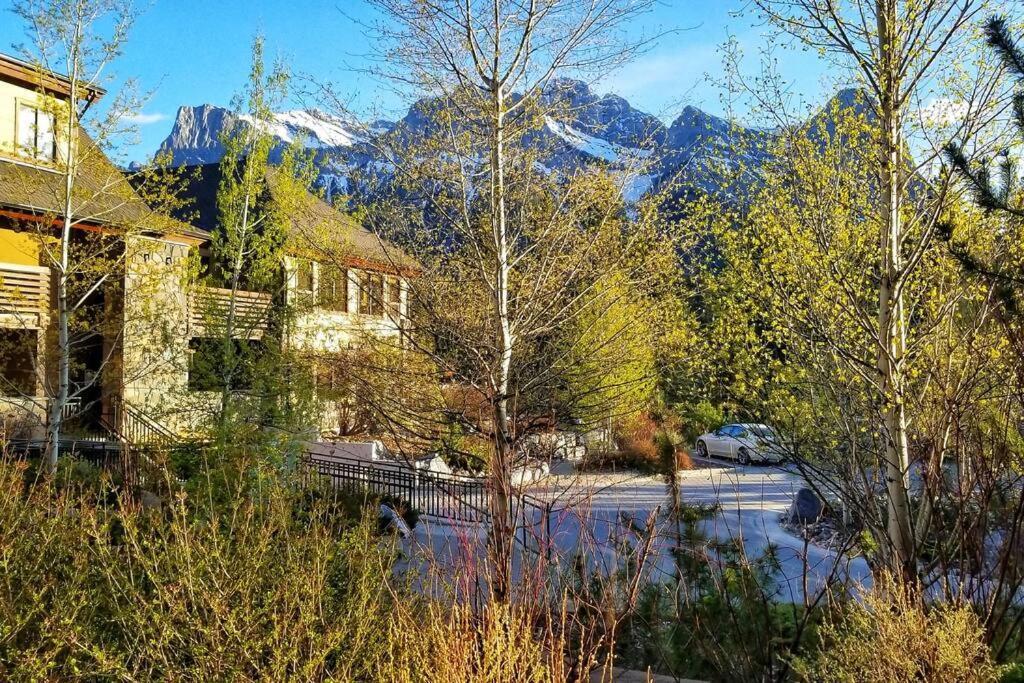 Luxurious Rundle Cliffs Lodge In Spring Creek Canmore Exteriör bild