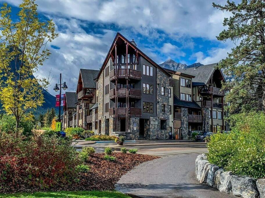 Luxurious Rundle Cliffs Lodge In Spring Creek Canmore Exteriör bild