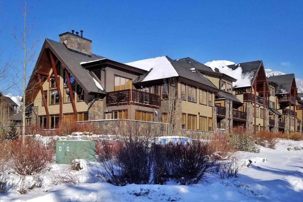 Luxurious Rundle Cliffs Lodge In Spring Creek Canmore Exteriör bild