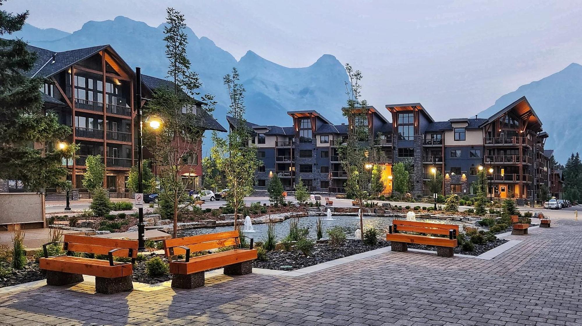 Luxurious Rundle Cliffs Lodge In Spring Creek Canmore Exteriör bild